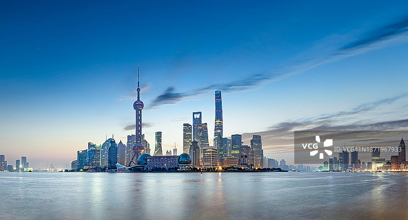 黎明时分，中国上海陆家嘴的风景图片素材