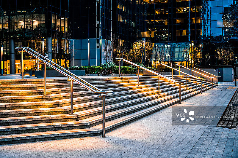 未来主义建筑的楼梯在夜间照明图片素材