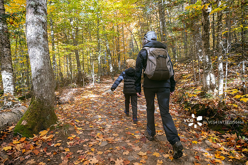 可爱的红发男孩和母亲在秋天徒步旅行在蒙特Tremblant国家公园，魁北克，加拿大图片素材