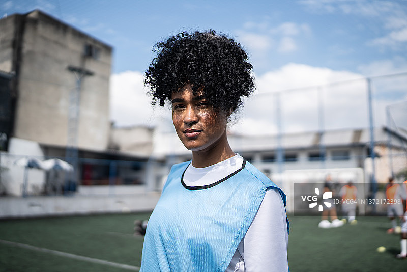 一个年轻的女足球运动员在体育场上的肖像图片素材