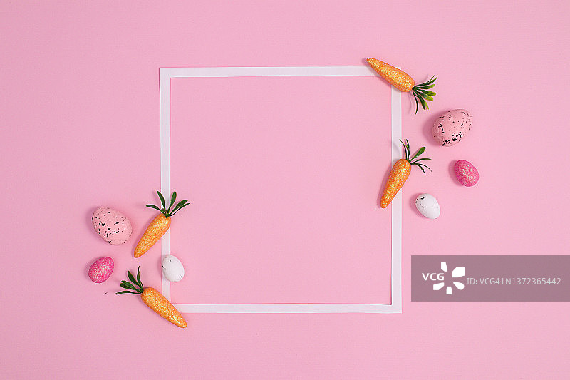 平坦的复活节复制与鸡蛋和胡萝卜在柔和的亮粉色背景空间框架。创意春假理念图片素材