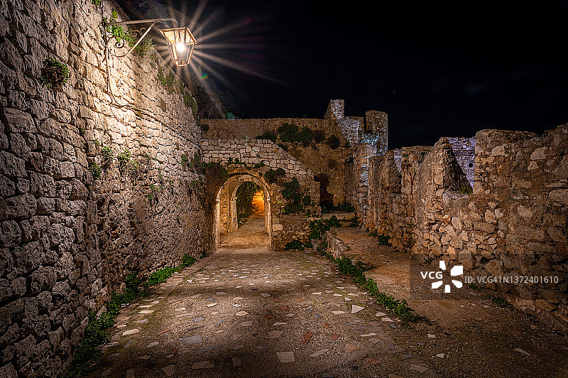 夜晚中世纪城堡的入口图片素材