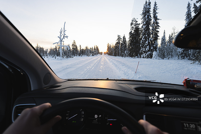 个人视角的人驾驶汽车在雪中拉普兰图片素材