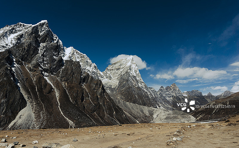 风景kantega山脉Dingboche村著名的登山路线，以喜马拉雅山为背景，在尼泊尔的solukhumbu地区图片素材