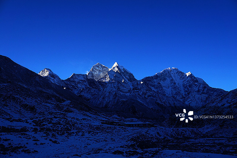 日出景观kantega山脉丁伯彻村著名的登山路线，以喜马拉雅山为背景的珠峰大本营在尼泊尔的索鲁昆布地区图片素材