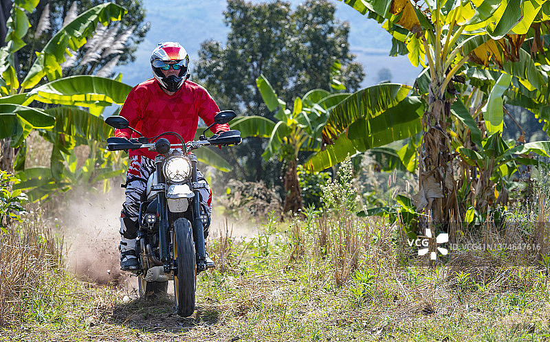 一名男子在泰国北部骑着他的扰频器式摩托车图片素材