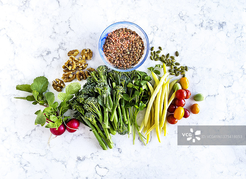 白色背景的食物配料(新鲜蔬菜，豆类，坚果和种子)图片素材