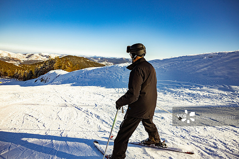 技艺高超的白人老人，在滑雪坡上滑雪图片素材
