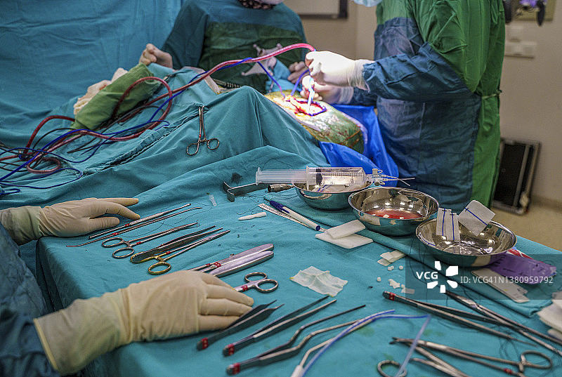 手术台和操作设备的特写视图图片素材