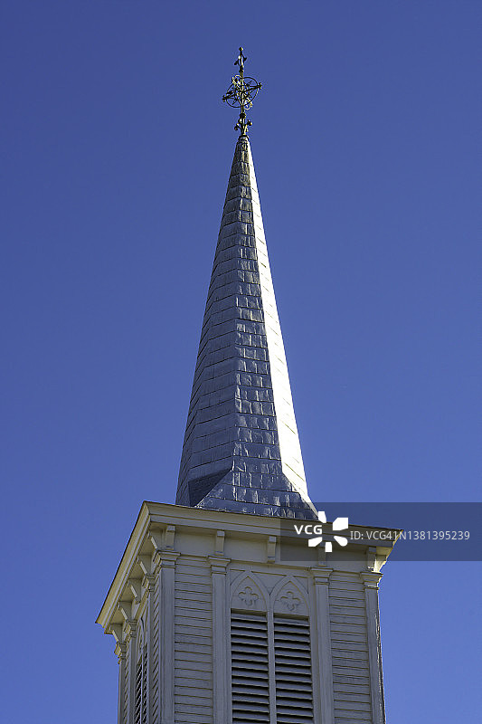古老的白色乡村教堂尖塔图片素材