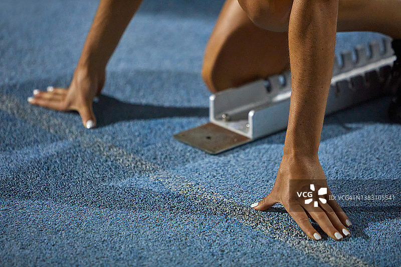 女田径运动员起跑时的特写图片素材