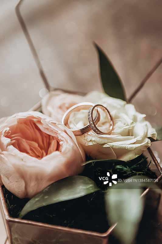 结婚戒指和鲜花放在一个漂亮的盒子里作为新娘的装饰品图片素材