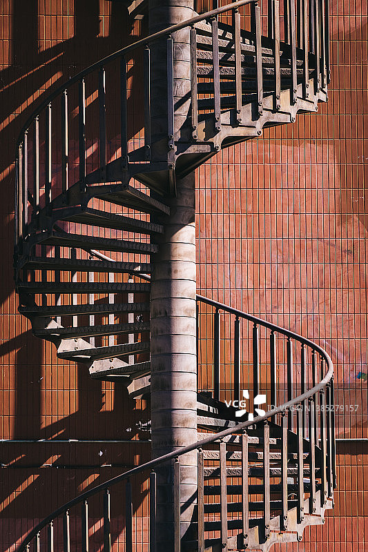 螺旋楼梯和红墙图片素材