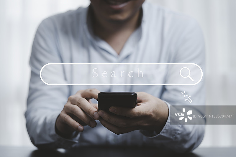 手使用带有搜索图标的手机搜索引擎优化或搜索引擎优化概念，通过互联网连接查找信息。图片素材
