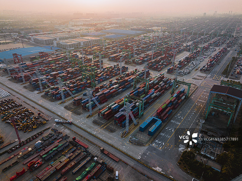 上海洋山深水港夕阳下的集装箱码头鸟瞰图图片素材