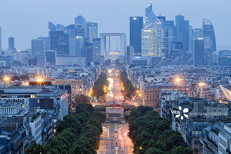 巴黎市景与拉德芳斯金融区黄昏，鸟瞰图图片素材