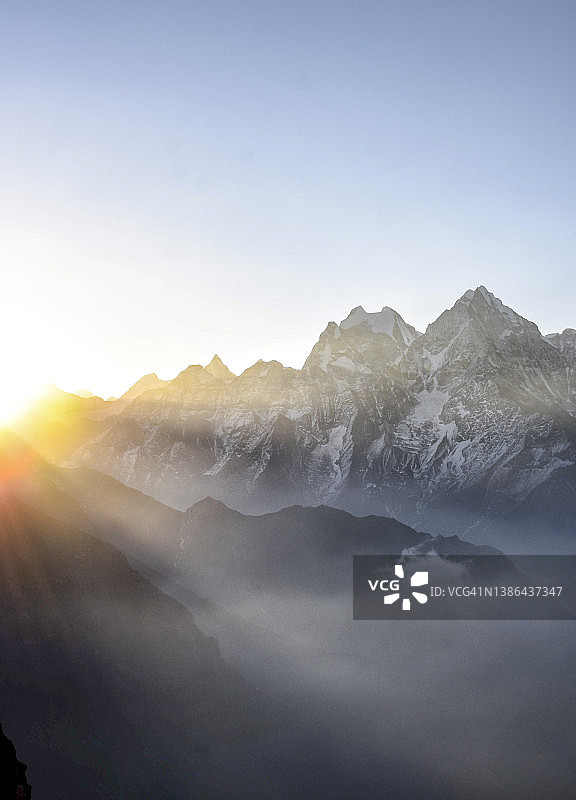 日出时的喜马拉雅风光图片素材