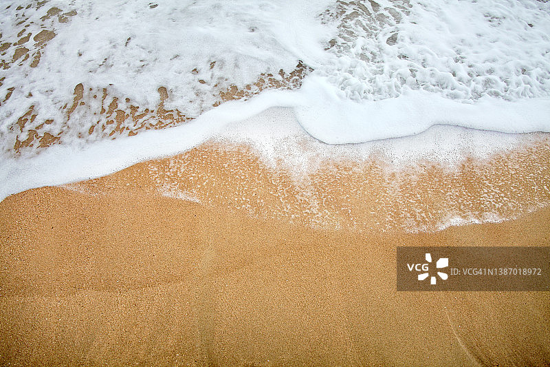 靠近沙质热带空旷的海滩和海浪图片素材