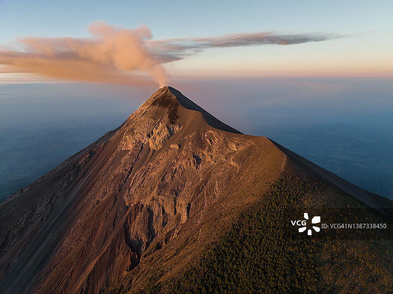 危地马拉火山的鸟瞰图图片素材