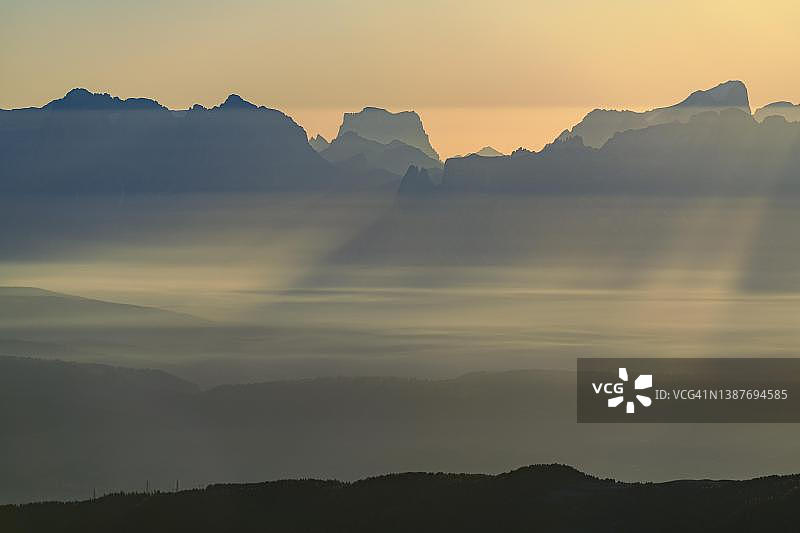 意大利，南蒂罗尔山脉的日出带着山谷里的薄雾图片素材