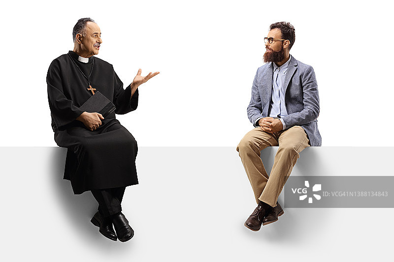 一个大胡子男人和一个牧师坐在白板上聊天图片素材
