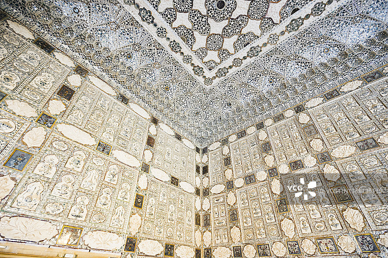 印度斋浦尔琥珀堡中部的莫卧儿宫殿里美丽的建筑大理石雕刻图片素材