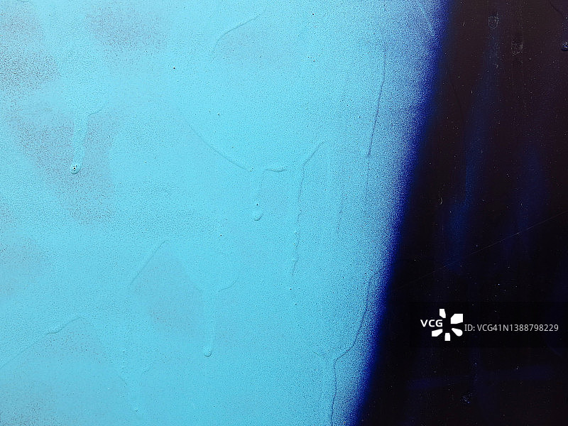 巴黎一面空墙上挂着蓝黑相间的画图片素材