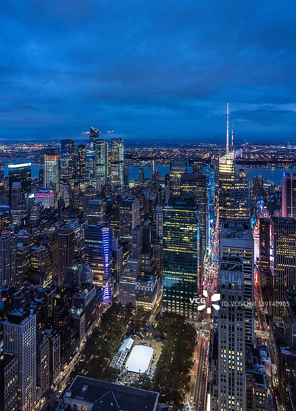 高角度的哈德逊庭院和时代广场在纽约的黄昏图片素材