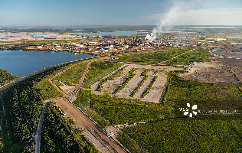 大型石油化工炼油厂McMurray的鸟瞰图图片素材