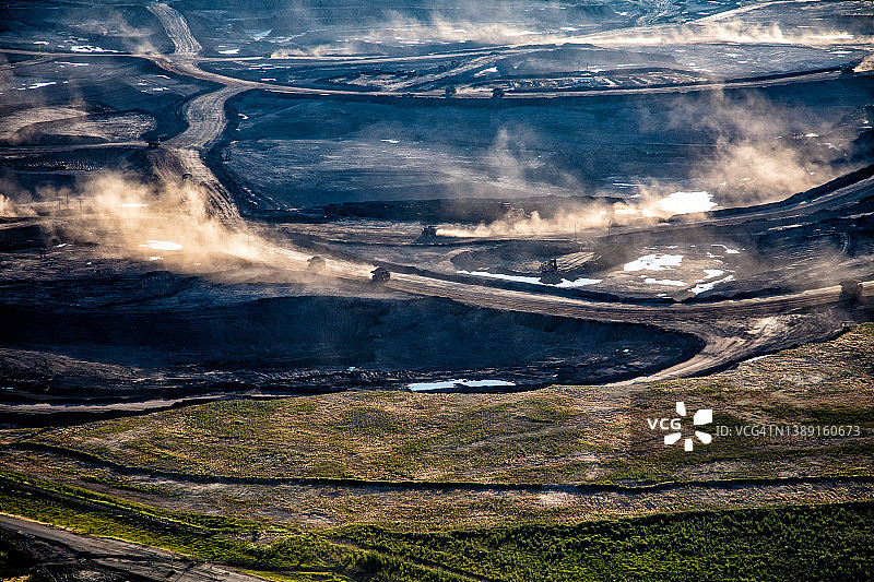 空中露天矿油砂的工业露天开采图片素材
