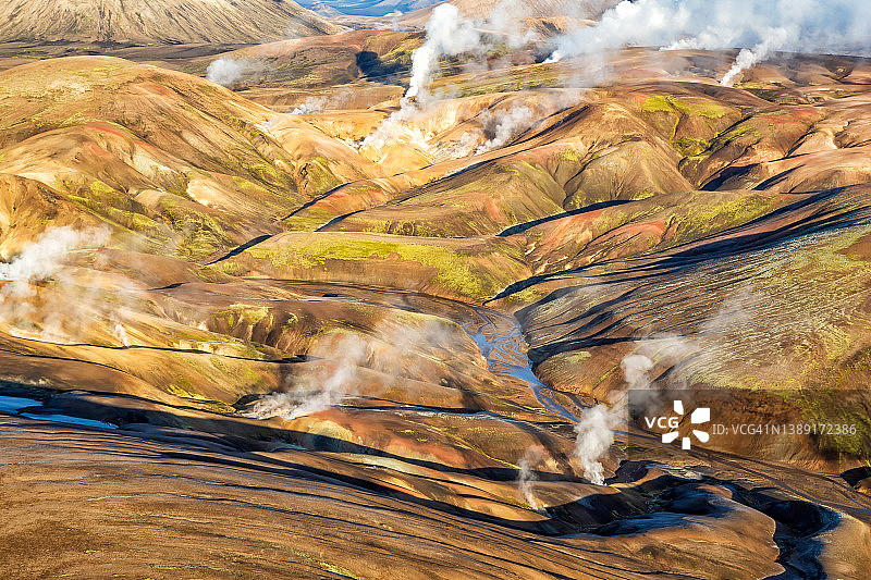 空中的天然蒸汽从陆地的裂缝中升起图片素材