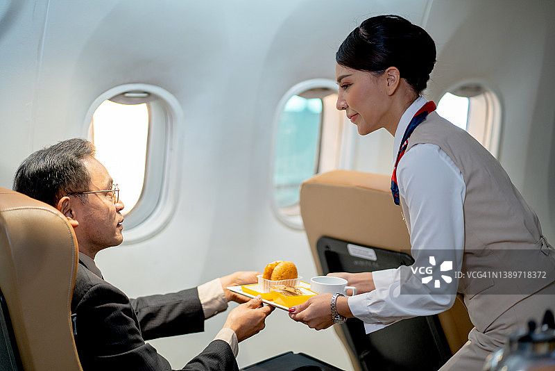 空中小姐或空乘人员会为在国外工作的旅客或商人提供甜点和蛋糕图片素材