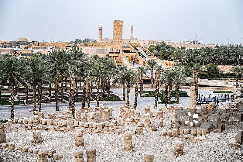 沙特阿拉伯露天博物馆的考古遗址和棕榈花园图片素材