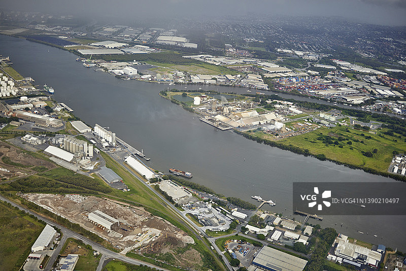 沿布里斯班河和布林巴溪的工业区，鸟瞰图图片素材