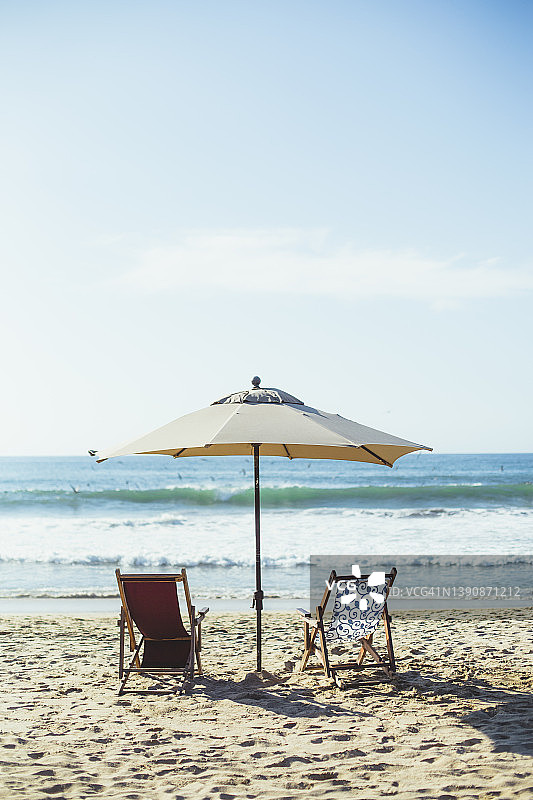 两把沙滩椅和一把伞图片素材