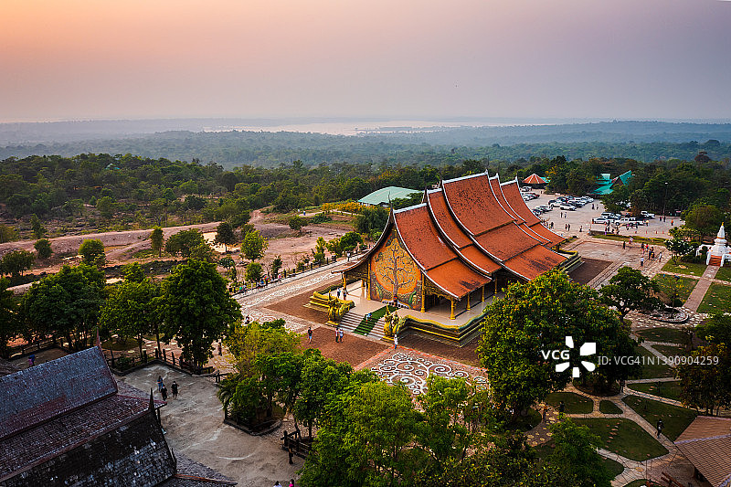 鸟瞰图诗林通华兰布叻寺(Wat Phu Prao)黄昏在乌汶府塔尼，泰国图片素材
