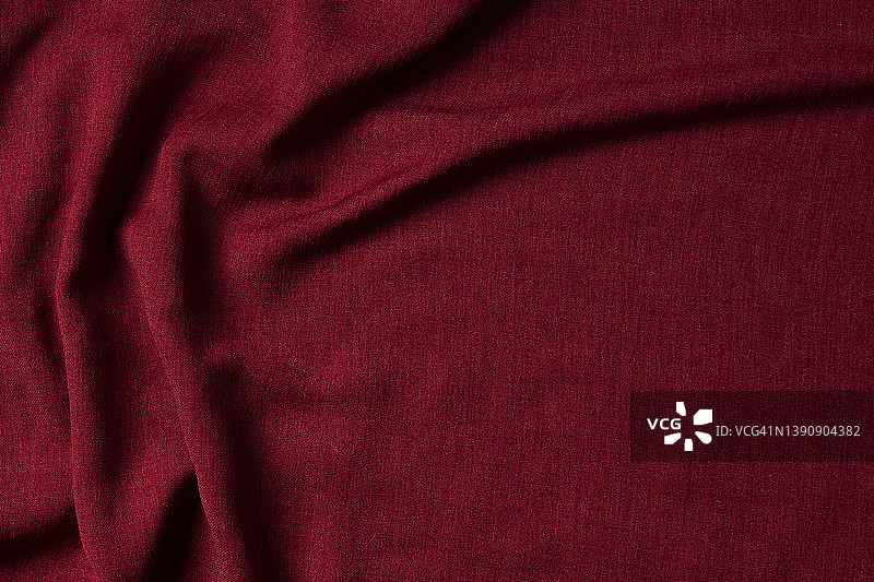 红色皱巴巴的亚麻织物纹理背景。天然亚麻有机生态纺织品帆布背景。俯视图图片素材