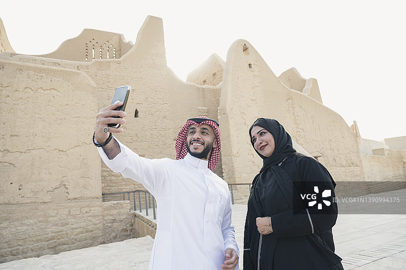 一对沙特夫妇在萨尔瓦宫前自拍图片素材