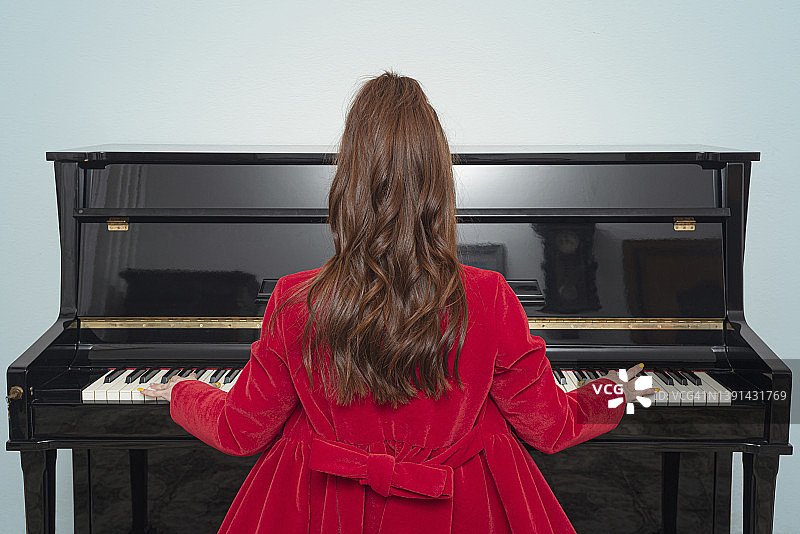 女人弹钢琴的背影图片素材