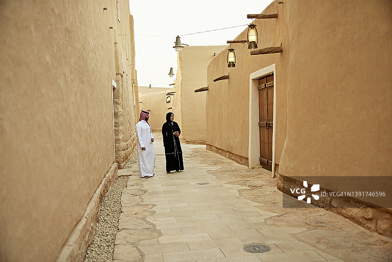 一对沙特夫妇参观利雅得附近的联合国教科文组织世界遗产图片素材