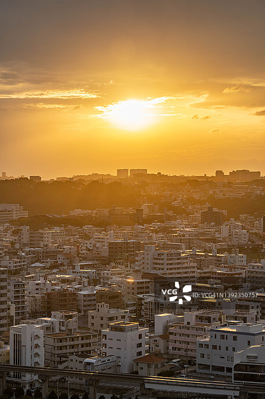 早晨的阳光照耀在日本那霸市图片素材