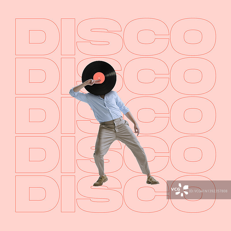 当代艺术拼贴。时尚的男人与复古黑胶唱片跳舞孤立在光桃背景图片素材