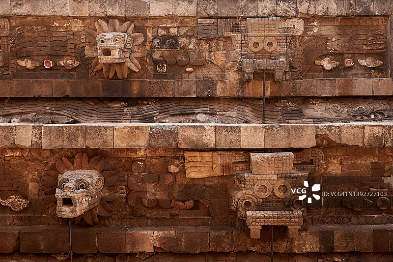 特奥蒂瓦坎Quetzalcoatl神庙雕塑的细节。图片素材