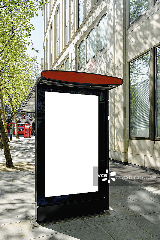 伦敦公交车站的空白数字广告牌图片素材