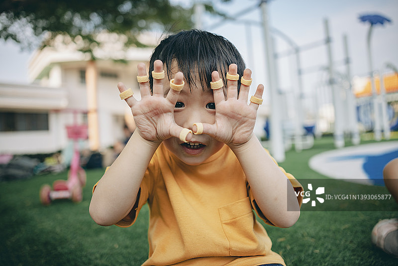 亚洲小孩在公园里玩得很开心图片素材