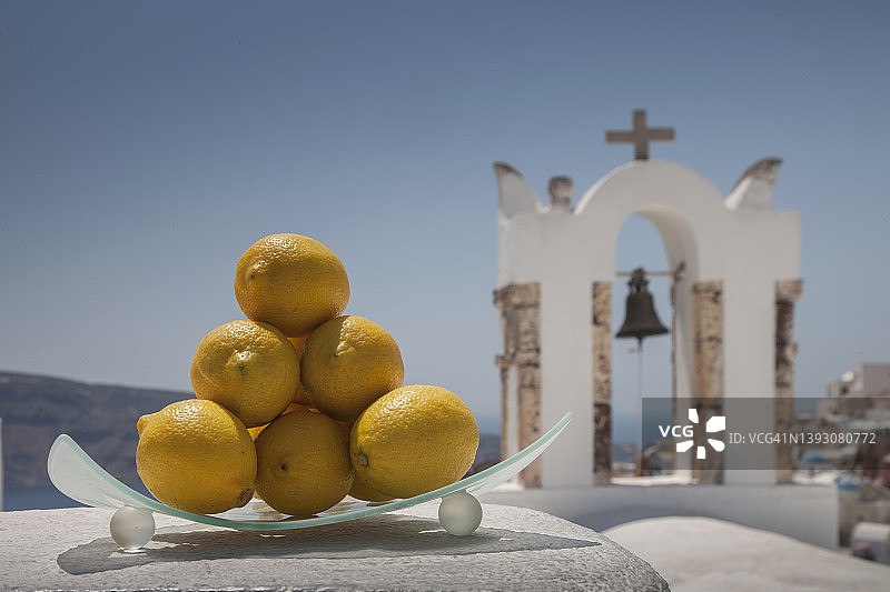 希腊岛上白墙上的柠檬。图片素材