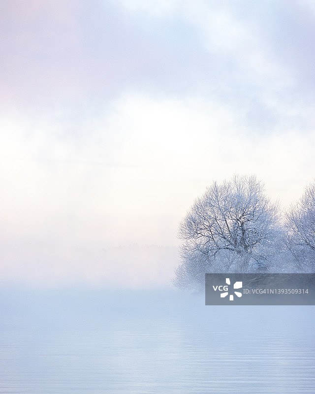 湖面上雾蒙蒙的冬日清晨图片素材