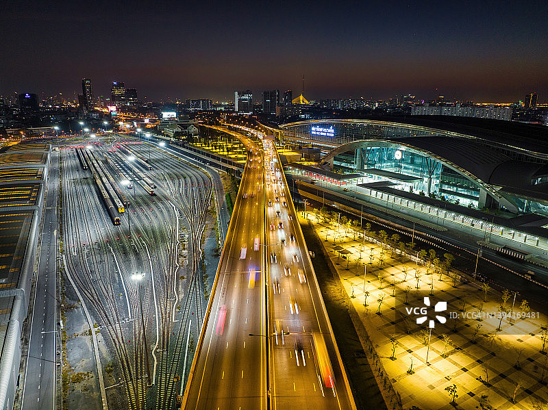 泰国曼谷在建的新铁路枢纽交通大楼邦苏中央站高速公路上交通道路的日落景象图片素材