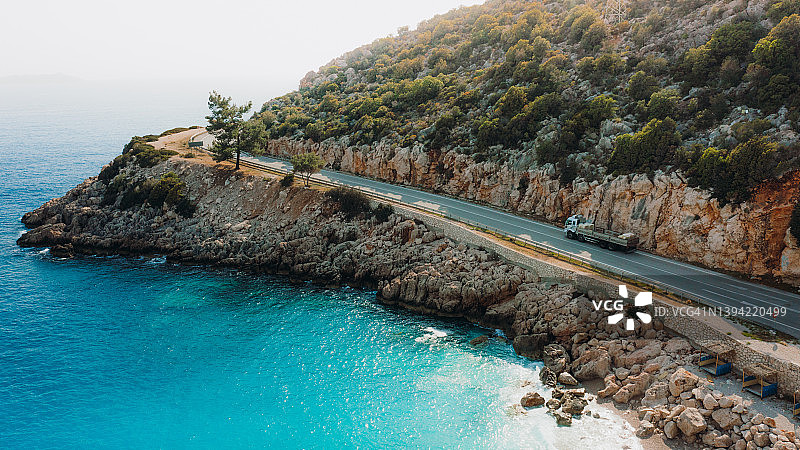 鸟瞰图一辆汽车驾驶的山通过在土耳其的海边图片素材