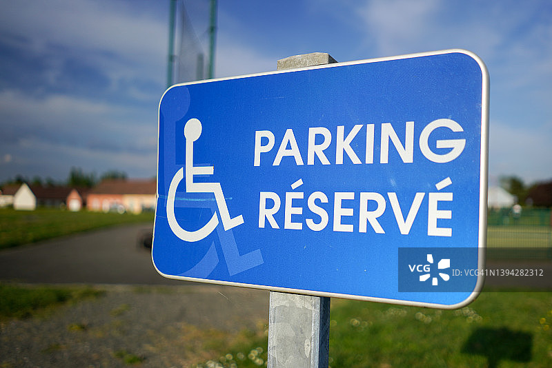 指示为残疾人士预留位置/停车位的路标图片素材